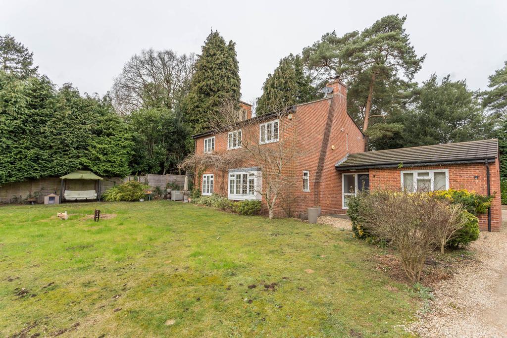 WALK OF STATION. VICARAGE GARDENS, SOUTH ASCOT, BERKSHIRE, SL5 9DX 4