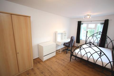 4 bedroom flat to rent, Camellia Lane, Surbiton KT5