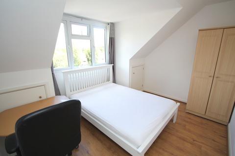 4 bedroom flat to rent, Camellia Lane, Surbiton KT5