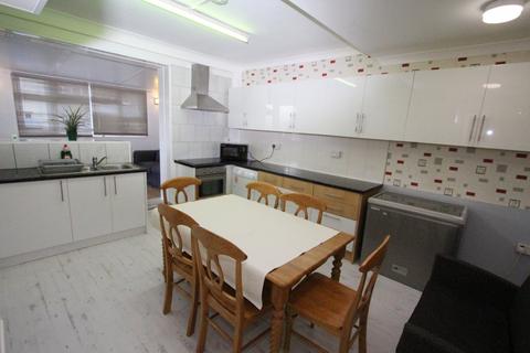 5 bedroom maisonette to rent, Tolworth Broadway, Surbiton KT6