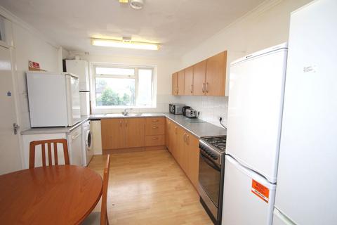 5 bedroom maisonette to rent, Camellia Lane, Surbiton KT5