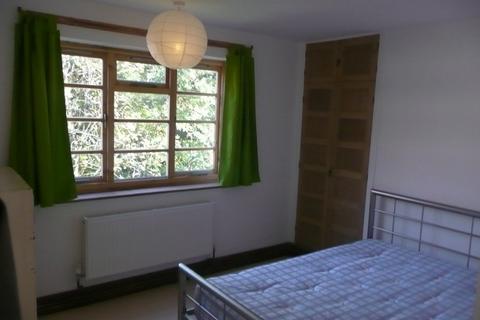 3 bedroom apartment to rent, Clarendon Street, Hulme, Manchester.  M15 5AB