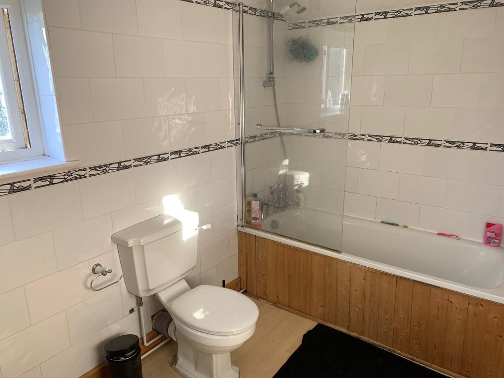 Wickham, Fareham 3 bed semidetached house £1,250 pcm (£288 pw)