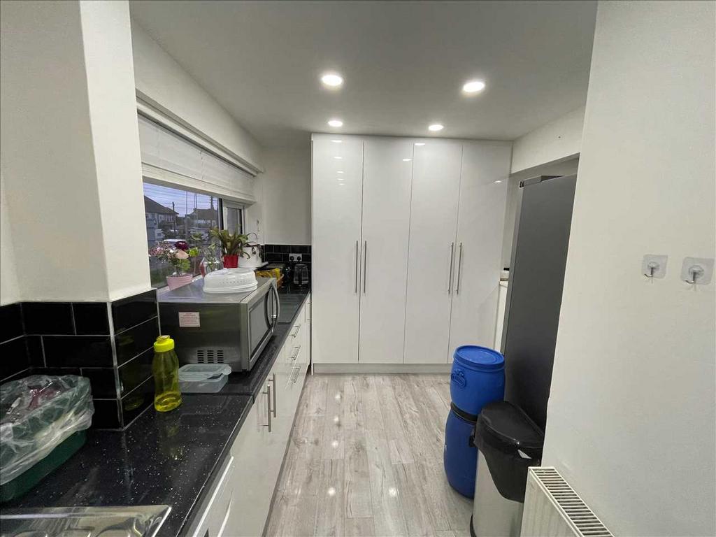 Kiln Road, Benfleet 4 bed terraced house £1,900 pcm (£438 pw)