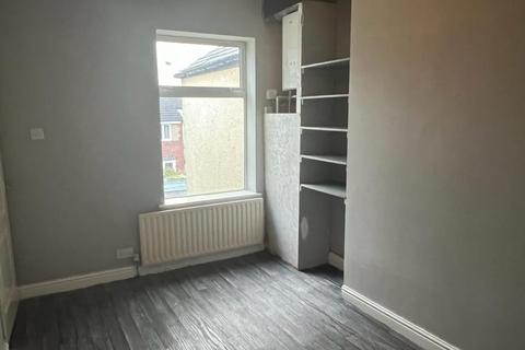 2 bedroom end of terrace house to rent, Monton Road, M30 9