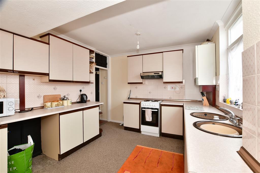 Kingfisher Avenue, Hythe, Kent 2 bed detached bungalow £300,000