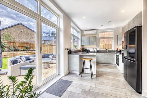 3 Chieftain Road, Longcross, Chertsey, KT16 0BG