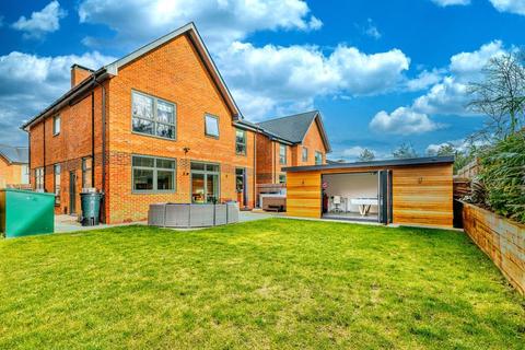 3 Chieftain Road, Longcross, Chertsey, KT16 0BG