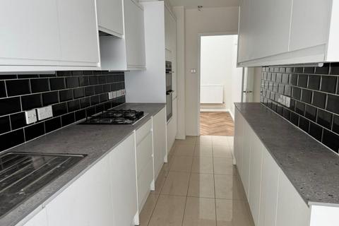 4 bedroom terraced house to rent, Hunters Way Croydon CR0