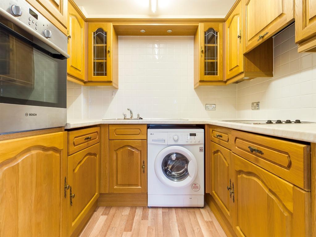 Willow Court, Swansea, SA3 2 bed flat £110,000