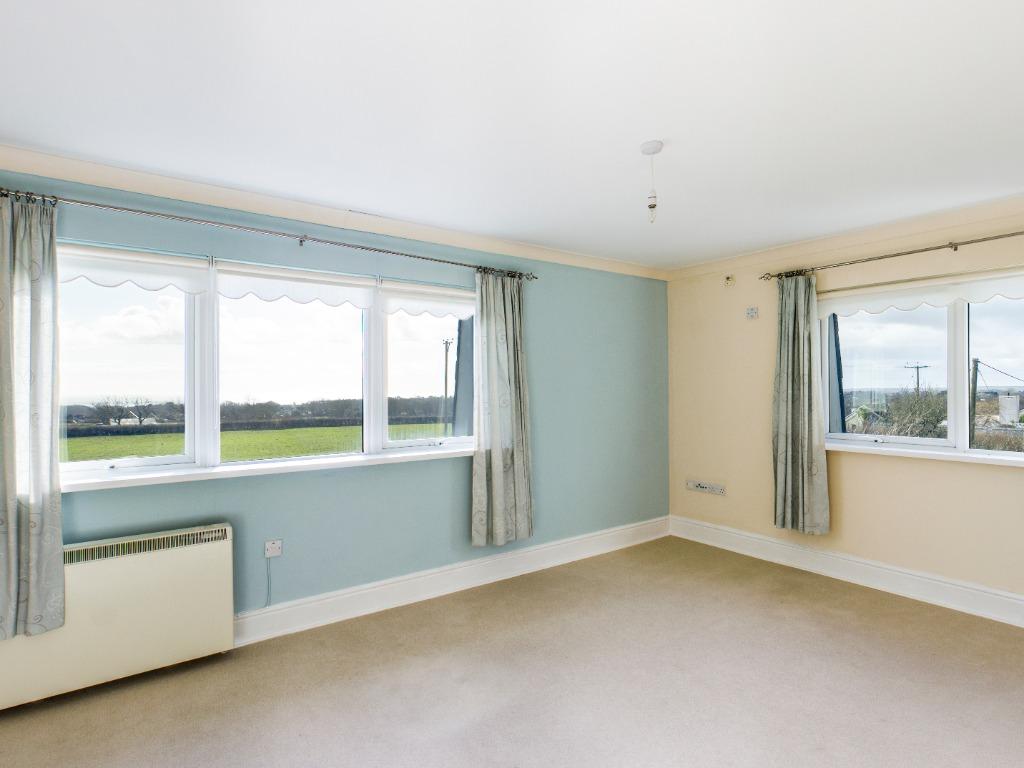 Willow Court, Swansea, SA3 2 bed flat £110,000