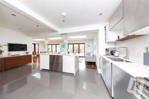 2b Grosvenor Gardens, Upminster, RM14 1DJ