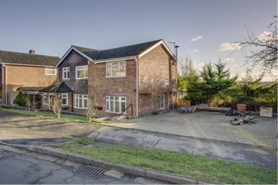 Grays Lane, Downley, High HP13 4 bed detached house £2,100