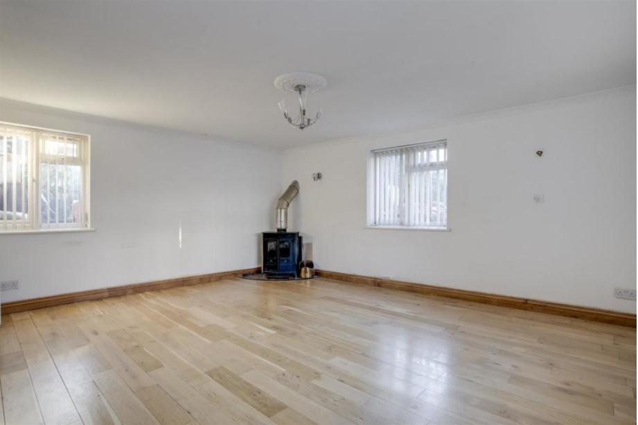 Grays Lane, Downley, High HP13 4 bed detached house £2,100