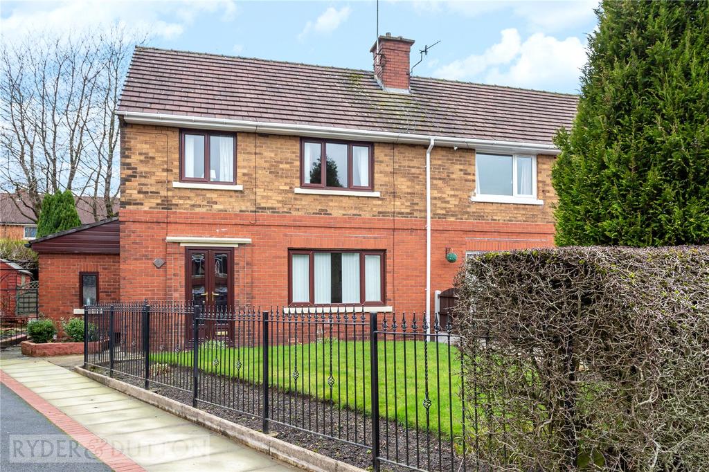 Calder Grove, Shaw, Oldham, OL2 3 bed semidetached house £175,000