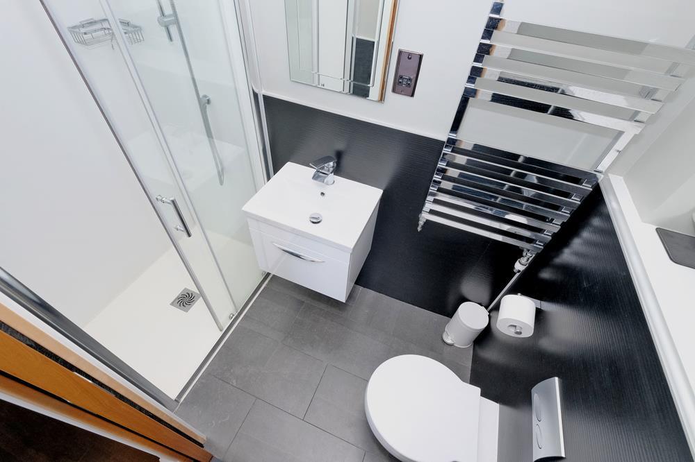 314 GWR Bedroom1 Bath1