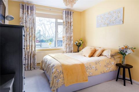 137 Papworth Gardens, London, N7 8QP