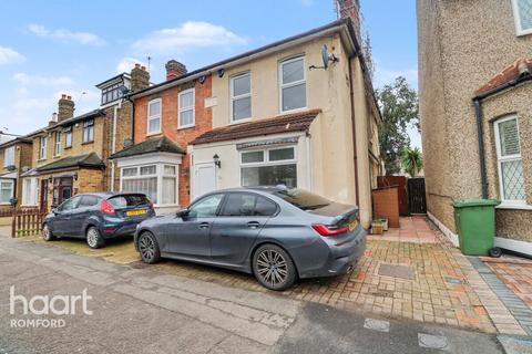 3 bedroom semi-detached house to rent, Douglas Road, Hornchurch