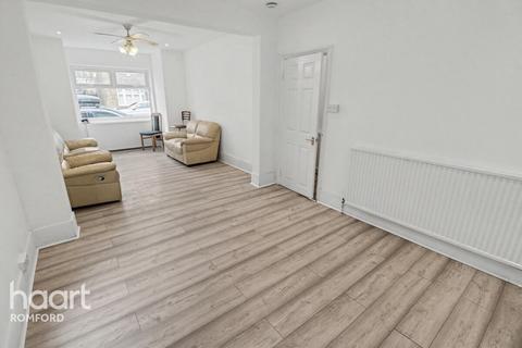 3 bedroom semi-detached house to rent, Douglas Road, Hornchurch