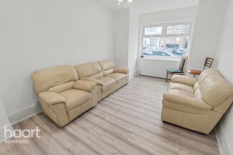 3 bedroom semi-detached house to rent, Douglas Road, Hornchurch