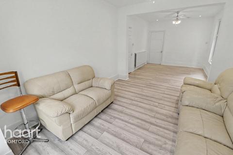 3 bedroom semi-detached house to rent, Douglas Road, Hornchurch