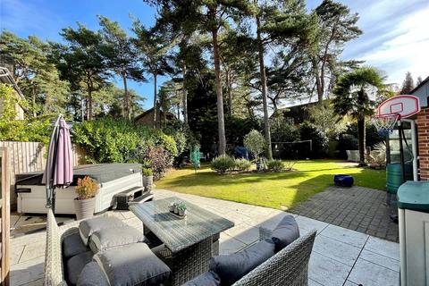 16 Avon Park, Ringwood, BH24 2AT