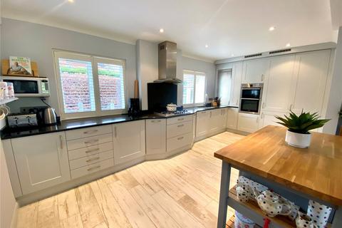 16 Avon Park, Ringwood, BH24 2AT
