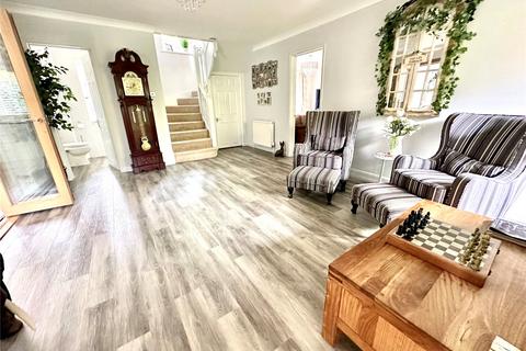 16 Avon Park, Ringwood, BH24 2AT