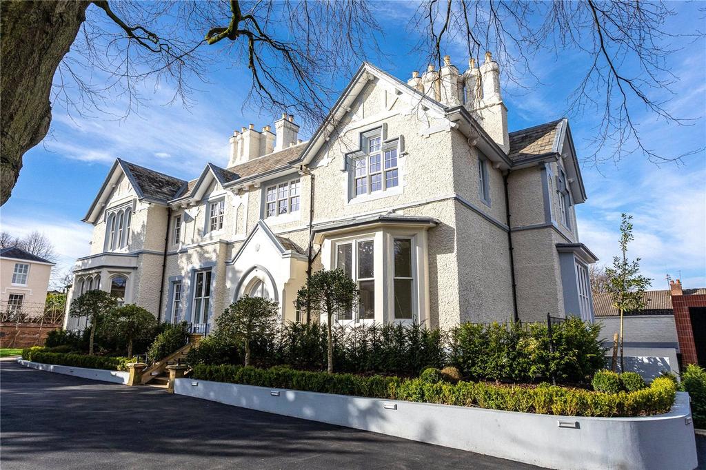 Albert Square, Bowdon, Cheshire, WA14 2 bed flat £535,000