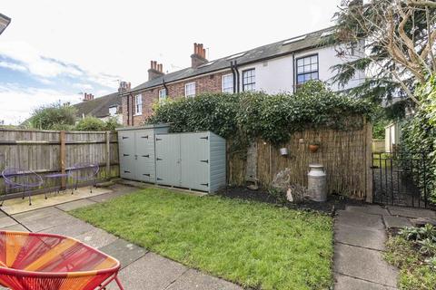 2 Curtis Gardens, Dorking, RH4 1EG