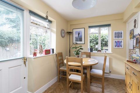 2 Curtis Gardens, Dorking, RH4 1EG