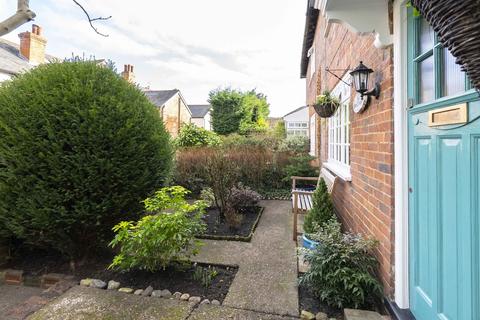2 Curtis Gardens, Dorking, RH4 1EG