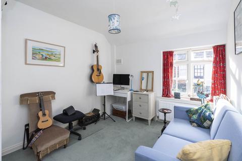 2 Curtis Gardens, Dorking, RH4 1EG