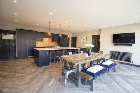 37 Ashfield Road, Greetland, Halifax, HX4 8HY