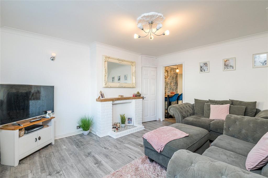 New Road, Great Wakering, SS3 3 bed semidetached house £325,000