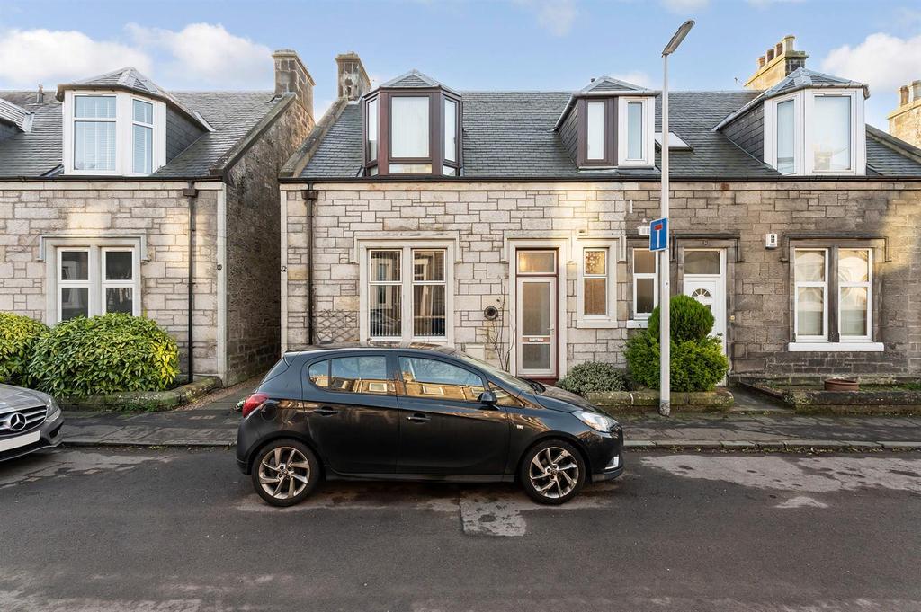 93 Brucefield Avenue, Dunfermline... 2 bed flat £125,000