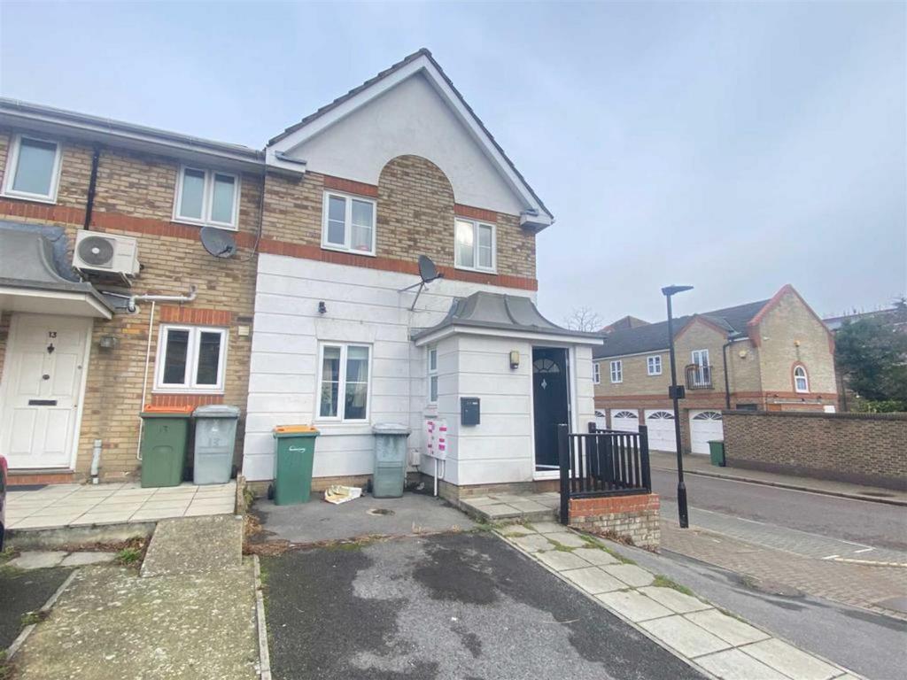 Holyhead Close, Beckton, E6 5YN 3 bed end of terrace house for sale £