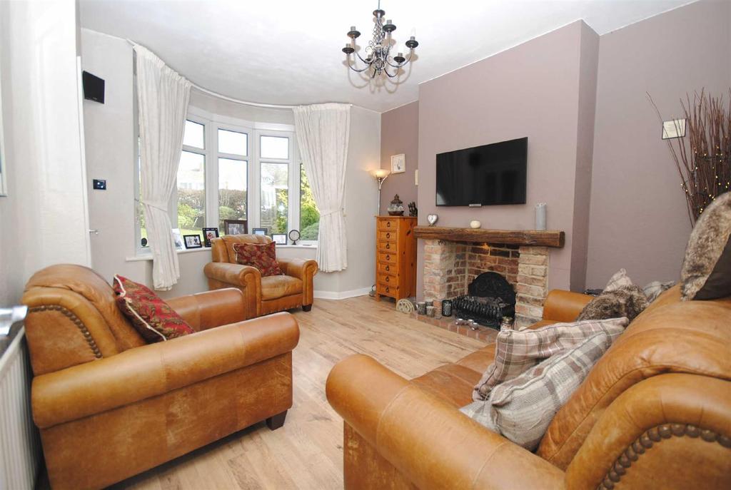 Birch Road, Kippax, Leeds, LS25 4 bed semidetached house for sale £