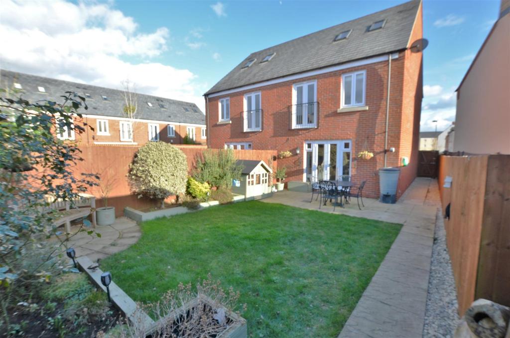 Kempton Close, Bicester 3 bed townhouse £400,000