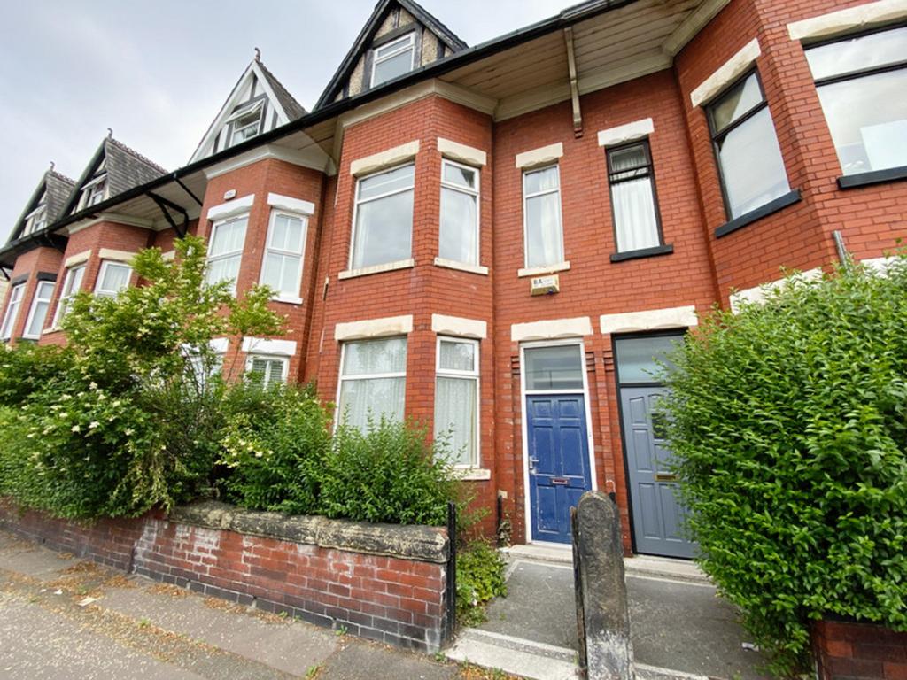 Platt lane manchester m14 7de 4 bed townhouse 1 300 pcm 300 pw 