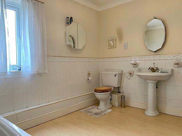 En-Suite Bathroom