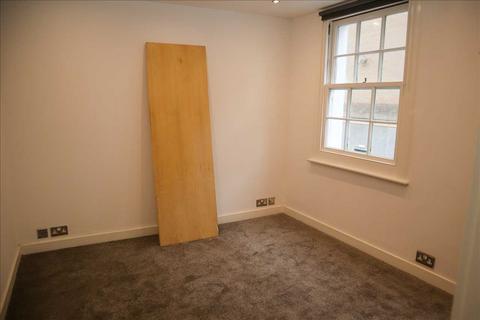 2 bedroom terraced house to rent, Close to Churchill Square