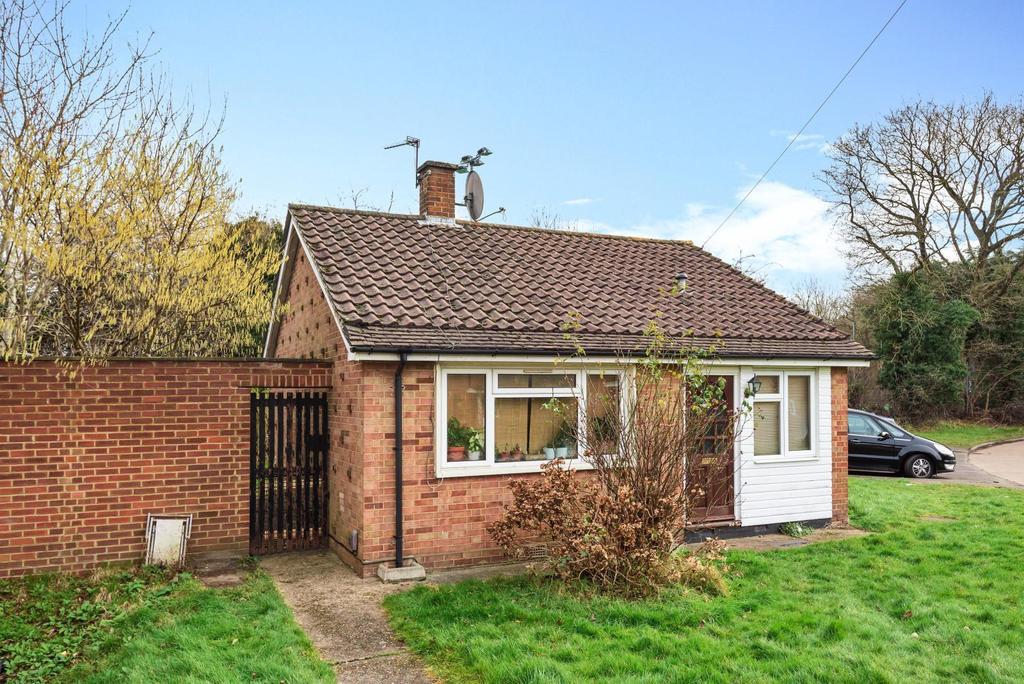 Bankside Drive, Thames Ditton, KT7 1 bed detached bungalow £400,000