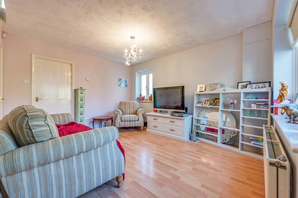 Regency Close, Rochford, SS4 2 bed semidetached house £290,000