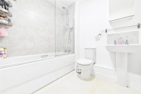 2 bedroom apartment to rent, Henlow Place, Farnborough, Hampshire, GU14