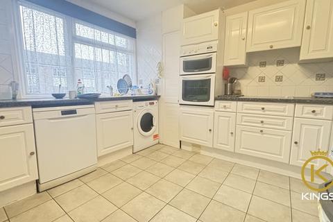 3 bedroom end of terrace house to rent, Rye Close, Guildford