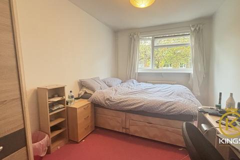 3 bedroom end of terrace house to rent, Rye Close, Guildford