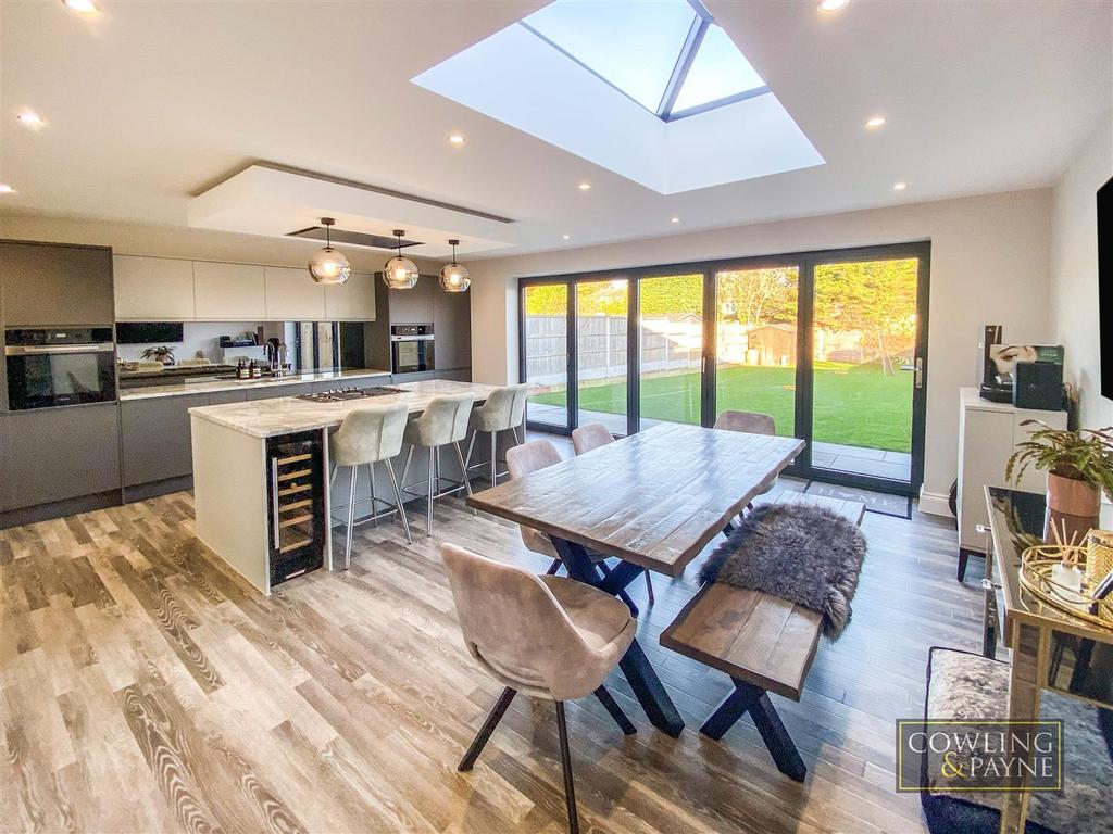 Elizabeth Drive, Wickford 2 bed semidetached bungalow £450,000