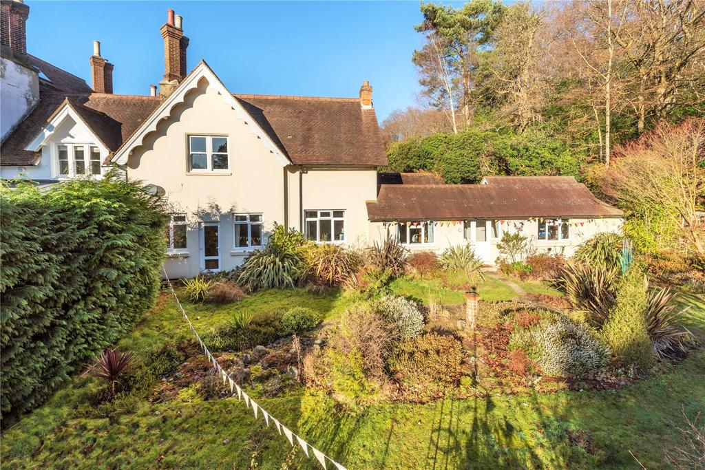 Denfield, Dorking, Surrey, RH4 3 bed house £795,000