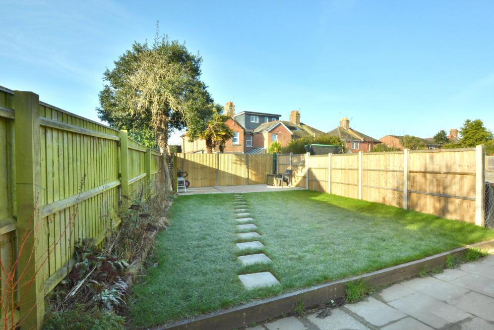 Grove Road, Wimborne, Dorset, BH21 1BW 3 bed end of terrace house £